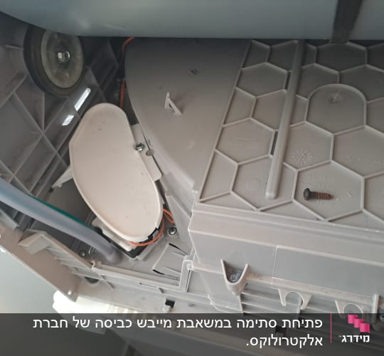 חלקים פנימיים של מכשיר חשמלי עם חוטים וצינור